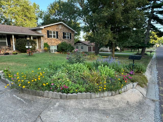 1105 N 14th Street, Monett, MO 65708