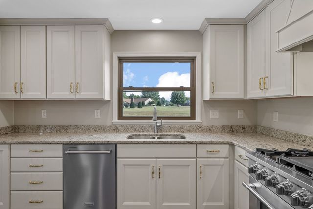 1345 Shallow Lake Circle, Hopkinsville, KY 42240