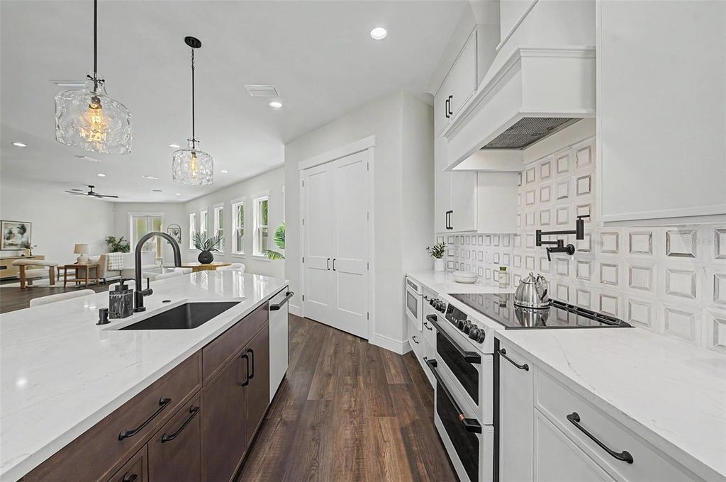 Image 19 of property listing at 110 S ARRAWANA AVENUE 2, Tampa, FL 33609
