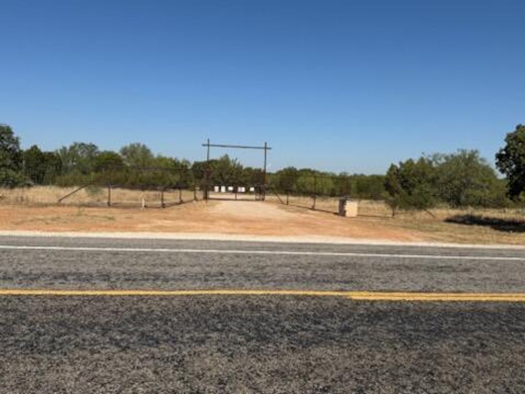 Image 33 of property listing at 1600 N Us Hwy 277, Bronte, TX 76933
