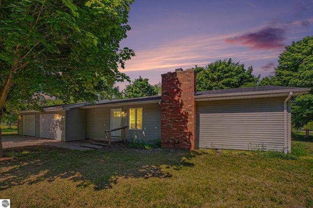 8220 E Upham Drive, Mt Pleasant, MI 48858