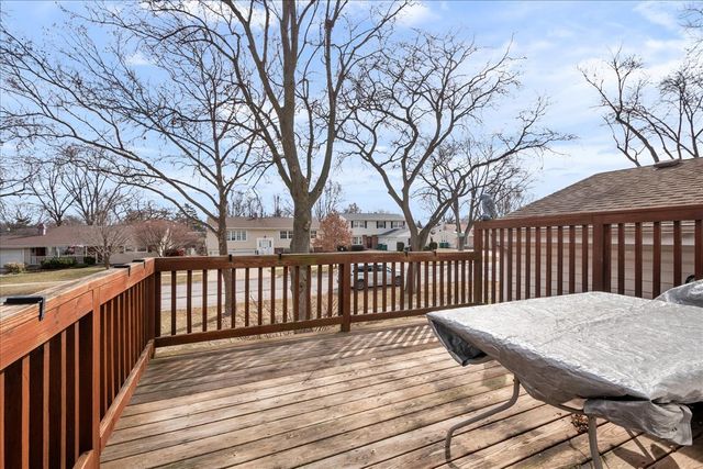 517 Longwood Drive, Buffalo Grove, IL 60089