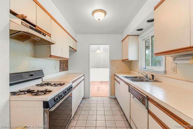 7271 Cottonwood Knoll, West Bloomfield, MI 48322