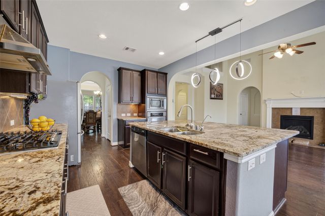 12611 Colonial Glen Ct, Pearland, TX 77584