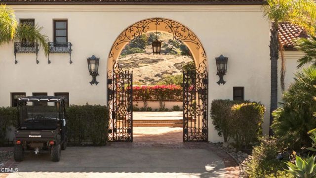 2940 Kuehner Drive, Simi Valley, CA 93063