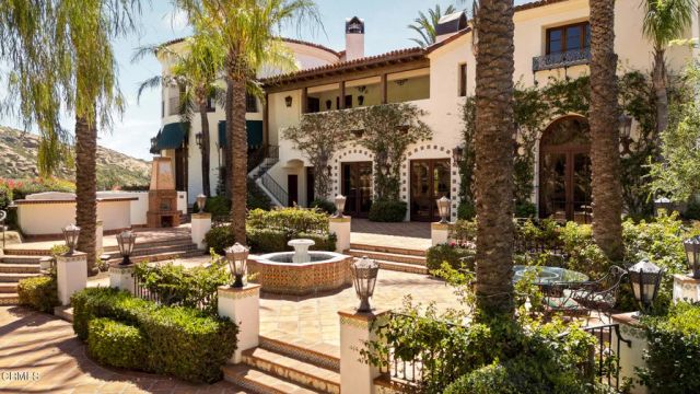 2940 Kuehner Drive, Simi Valley, CA 93063