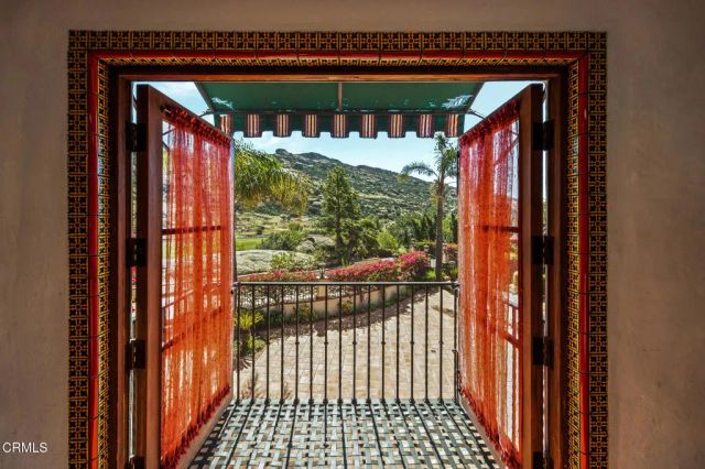 2940 Kuehner Drive, Simi Valley, CA 93063