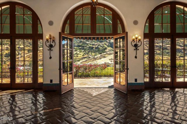 2940 Kuehner Drive, Simi Valley, CA 93063