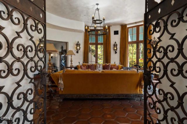 2940 Kuehner Drive, Simi Valley, CA 93063