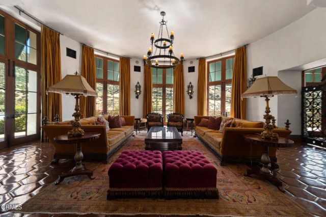 2940 Kuehner Drive, Simi Valley, CA 93063