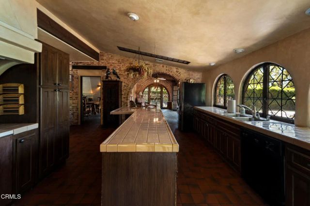 2940 Kuehner Drive, Simi Valley, CA 93063