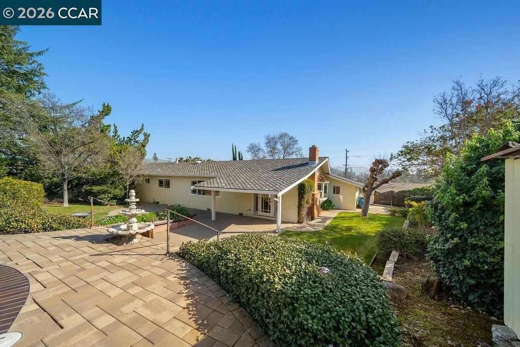 Image 10 of property listing at 5895 Herriman Dr, Clayton, CA 94517