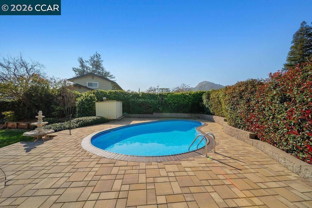 Image 5 of property listing at 5895 Herriman Dr, Clayton, CA 94517