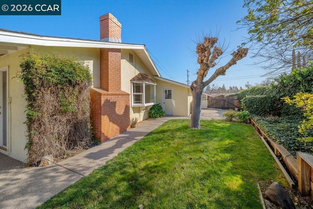 Image 7 of property listing at 5895 Herriman Dr, Clayton, CA 94517