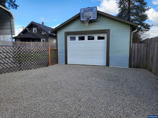 208 S Swiegle Av, Molalla, OR 97038