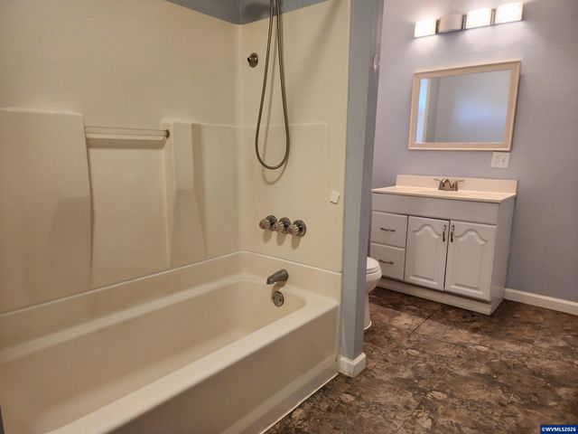 208 S Swiegle Av, Molalla, OR 97038