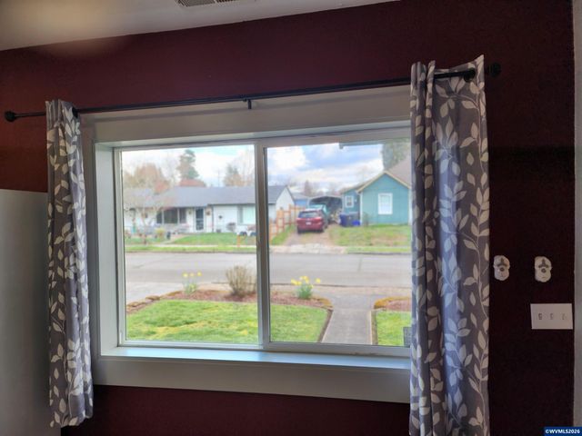 208 S Swiegle Av, Molalla, OR 97038