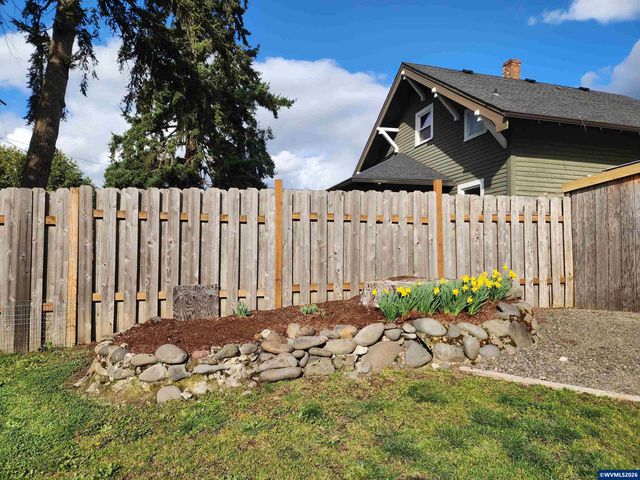 208 S Swiegle Av, Molalla, OR 97038