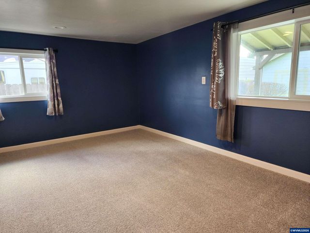 208 S Swiegle Av, Molalla, OR 97038