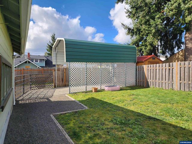 208 S Swiegle Av, Molalla, OR 97038