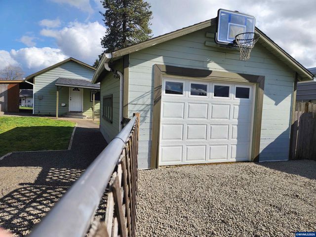 208 S Swiegle Av, Molalla, OR 97038