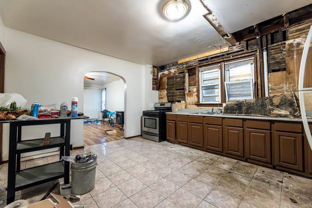 8610 S Burnham Avenue, Chicago, IL 60617