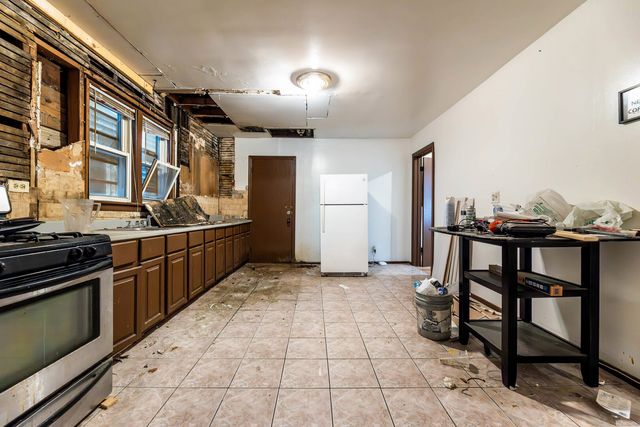 8610 S Burnham Avenue, Chicago, IL 60617