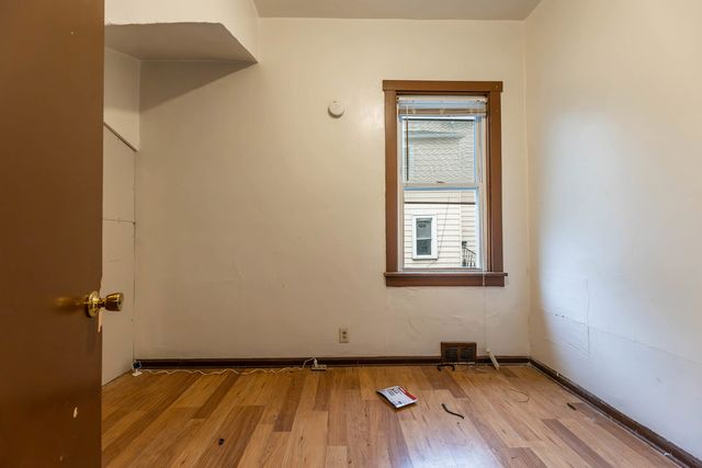 8610 S Burnham Avenue, Chicago, IL 60617