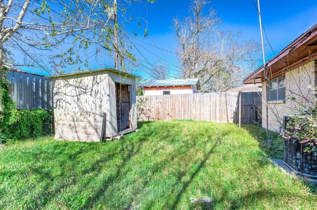 1801 N 7th Street, Baytown, TX 77520