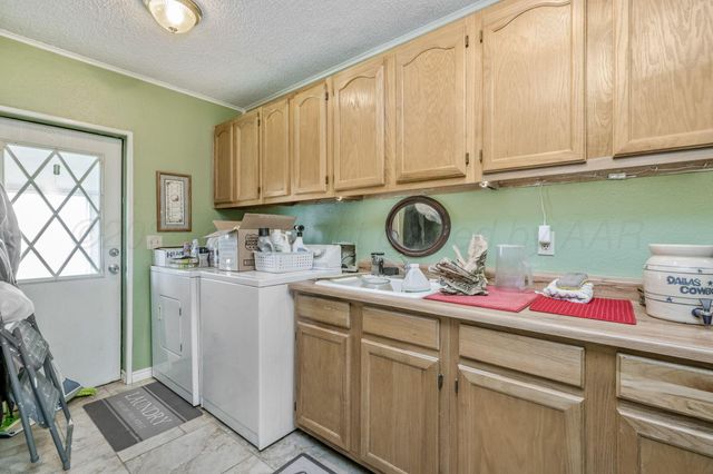 1330 Lions Street, Miami, TX 79059