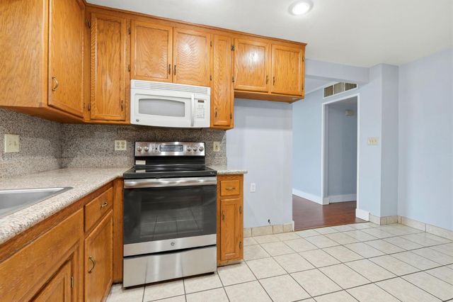 2826 E Hampton Way, Fresno, CA 93726