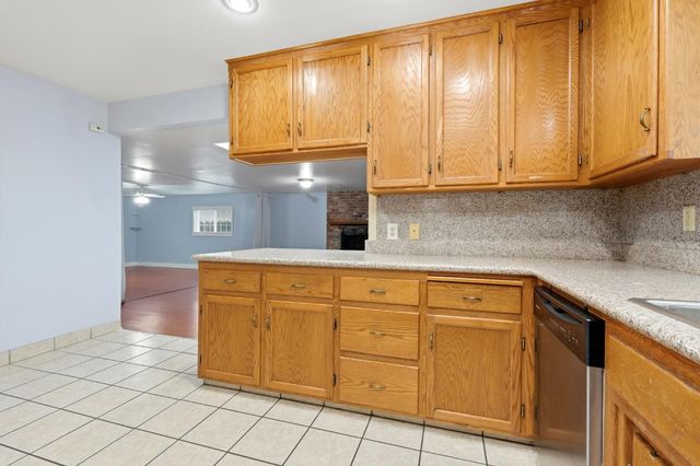 2826 E Hampton Way, Fresno, CA 93726