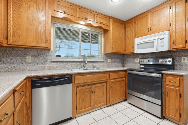 2826 E Hampton Way, Fresno, CA 93726