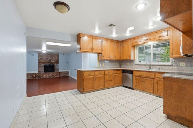 2826 E Hampton Way, Fresno, CA 93726