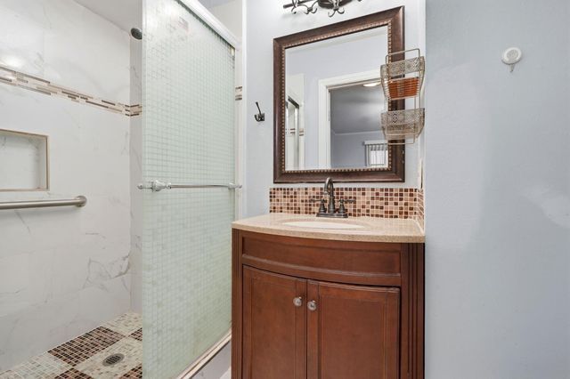 2826 E Hampton Way, Fresno, CA 93726