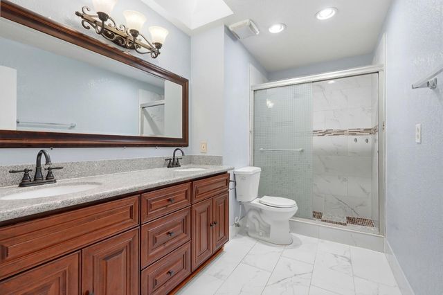 2826 E Hampton Way, Fresno, CA 93726