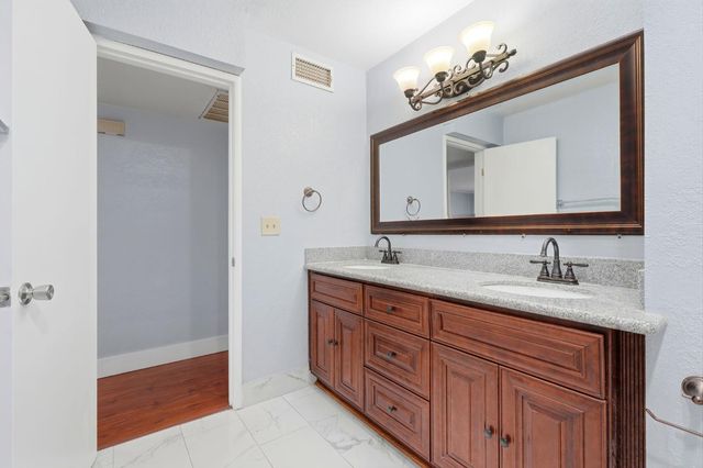 2826 E Hampton Way, Fresno, CA 93726