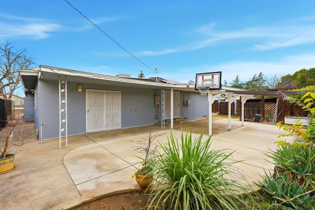 2826 E Hampton Way, Fresno, CA 93726