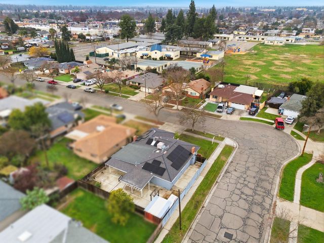 2826 E Hampton Way, Fresno, CA 93726