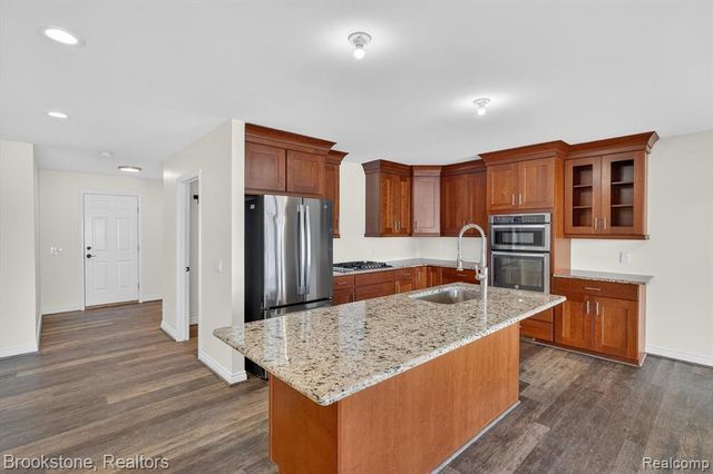 3695 Lotus Drive, Waterford, MI 48329