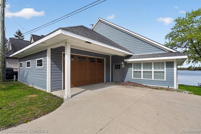3695 Lotus Drive, Waterford, MI 48329