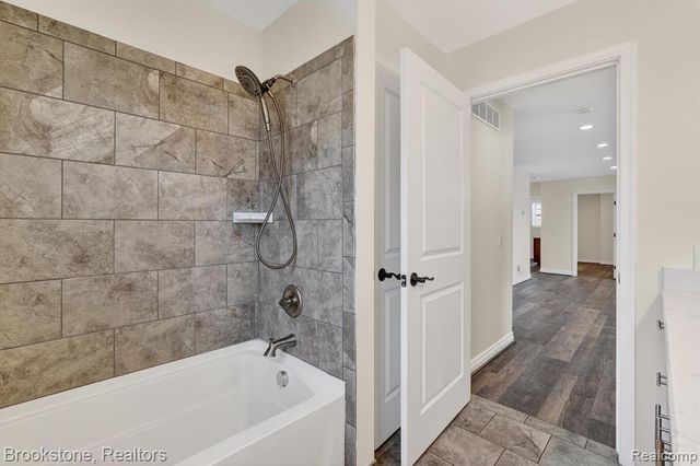 3695 Lotus Drive, Waterford, MI 48329