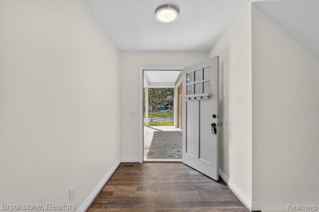 3695 Lotus Drive, Waterford, MI 48329