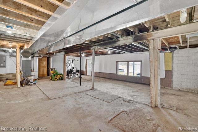 3695 Lotus Drive, Waterford, MI 48329