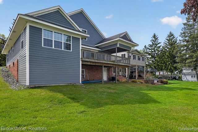 3695 Lotus Drive, Waterford, MI 48329