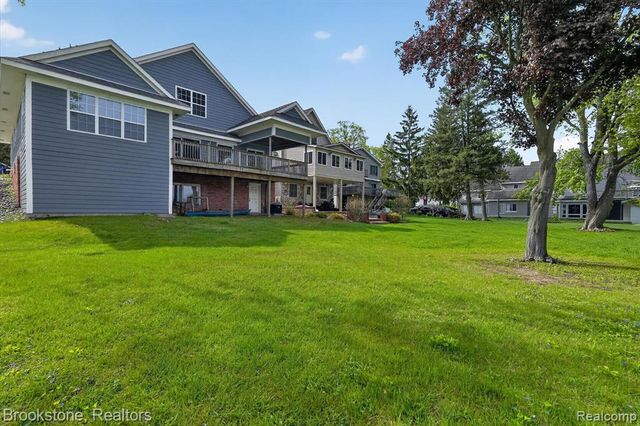 3695 Lotus Drive, Waterford, MI 48329