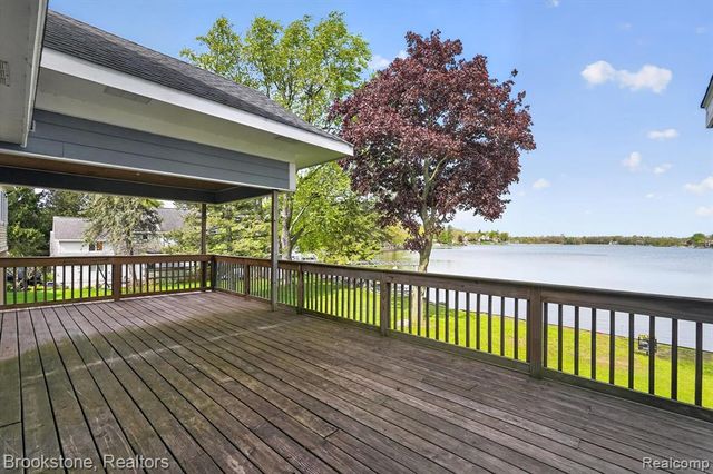 3695 Lotus Drive, Waterford, MI 48329