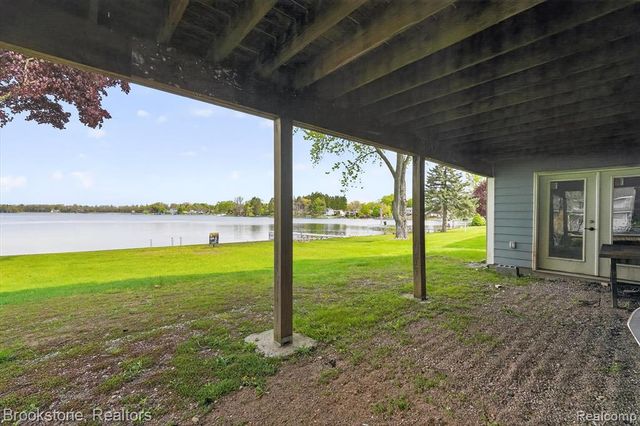 3695 Lotus Drive, Waterford, MI 48329