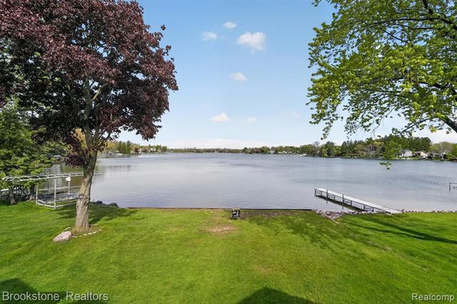 3695 Lotus Drive, Waterford, MI 48329