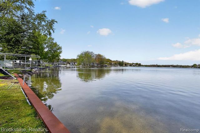3695 Lotus Drive, Waterford, MI 48329